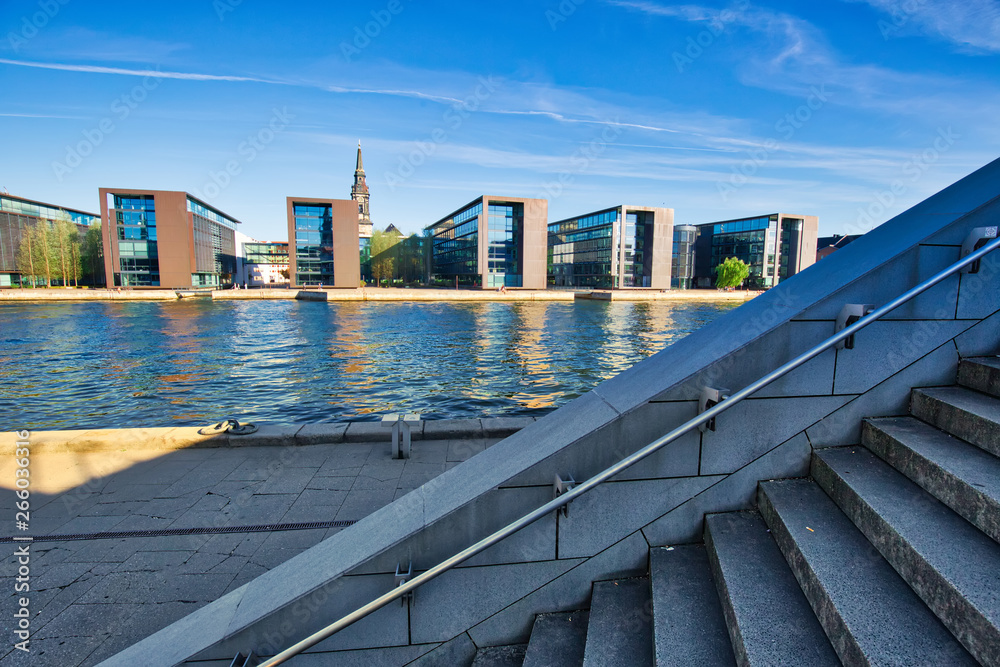 Obraz premium Copenhagen, Denmark-August 1, 2018: Urban Copenhagen architecture along water canals