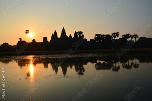 カンボジアのシェムリアップ 世界遺産のアンコールワット 美しい朝日とアンコールワットのシルエット 池に映るリフレクション