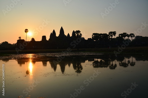 カンボジアのシェムリアップ　世界遺産のアンコールワット　美しい朝日とアンコールワットのシルエット　池に映るリフレクション