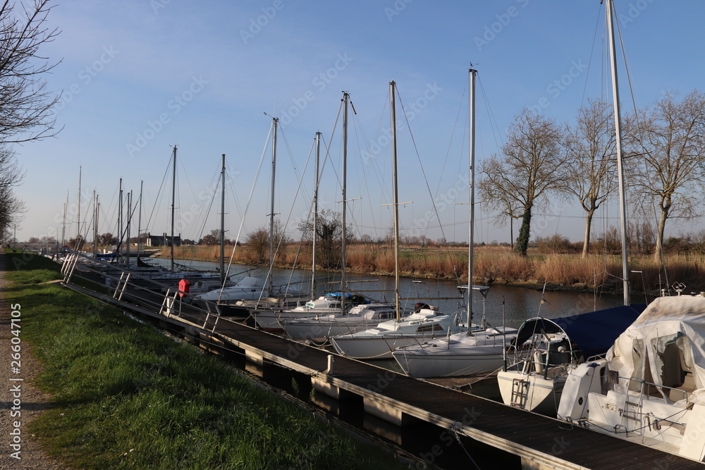 Naklejka premium Nouvelle-Aquitaine - Marans - Voiliers sur le Canal maritime