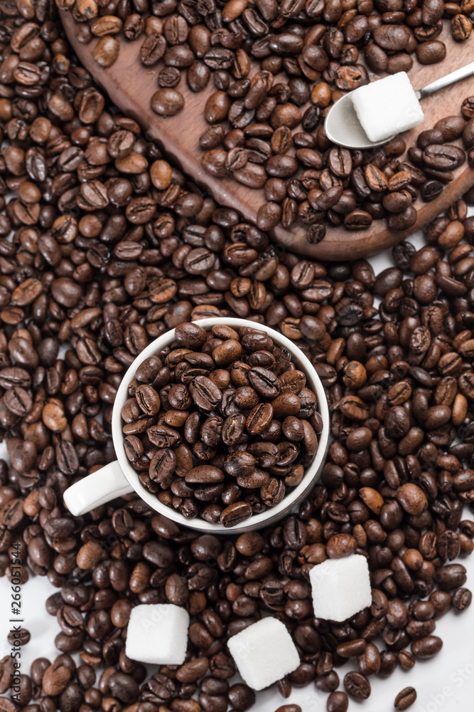 Naklejka premium Coffee beans and sugar cubes