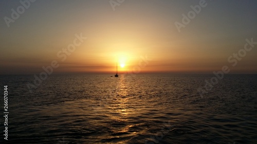tramonto sul mare con barche © domenico