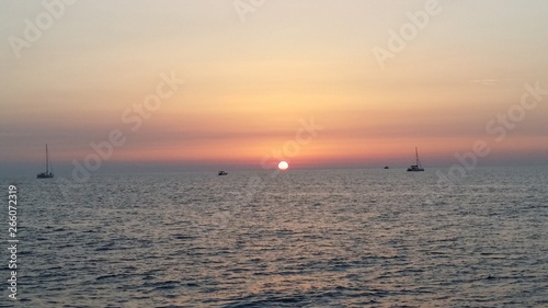 tramonto sul mare con barche sullo sfondo © domenico