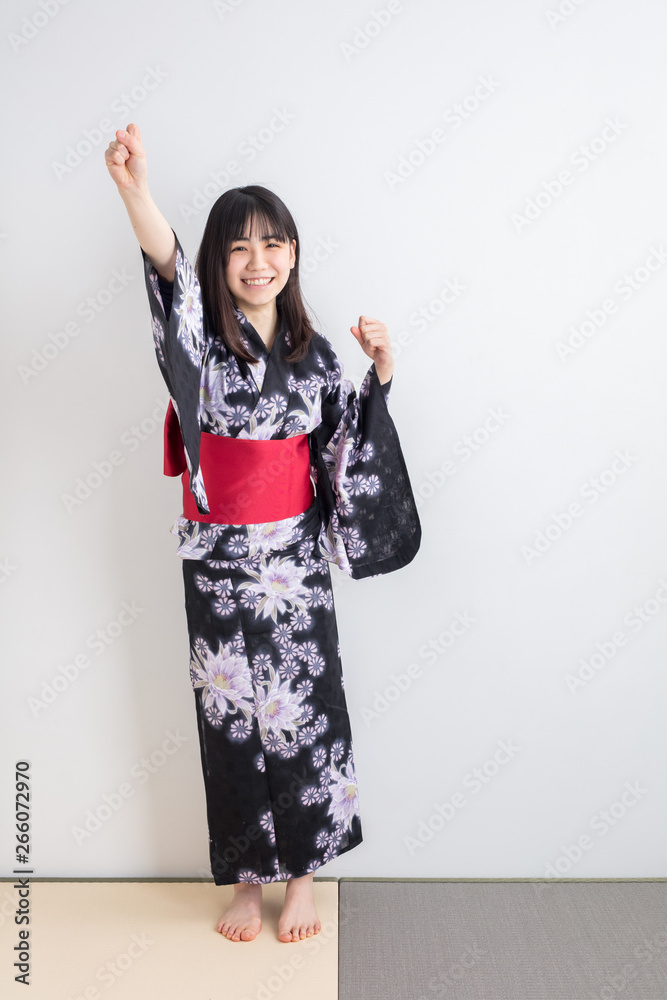 白背景に畳の上で女の子が浴衣を着て喜んでいるガッツポーズ姿花火大会 Stock Photo Adobe Stock