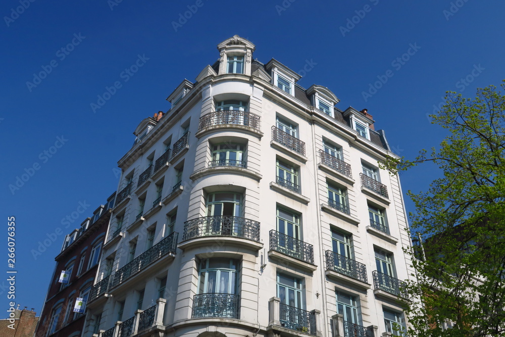 Fototapeta premium Immeuble blanc ciel bleu