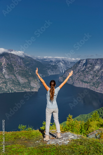 Frau am Aurlandsfjord