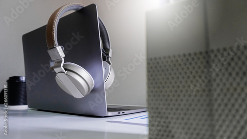 Canvas-taulu Stress relief from work by listening to music