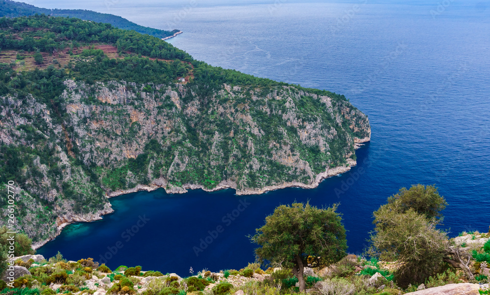 Obraz premium Butterfly Valley, Oludeniz, Fethiye, Mugla, Turcja. Licyjski sposób. Koncepcja lato i wakacje. (Kelebekler Vadisi) Widok panoramiczny.