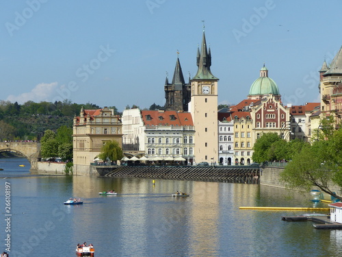 Torri sul fiume a Praga in Repubblica Ceca.