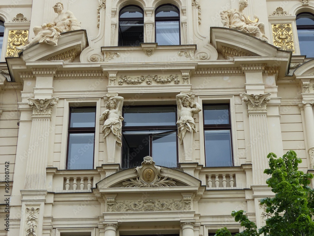 Obraz premium Facciata con statue di un elegante palazzo di Praga in Repubblica Ceca.