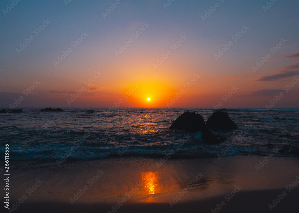 bellissimo tramonto oceano mare scogliere
