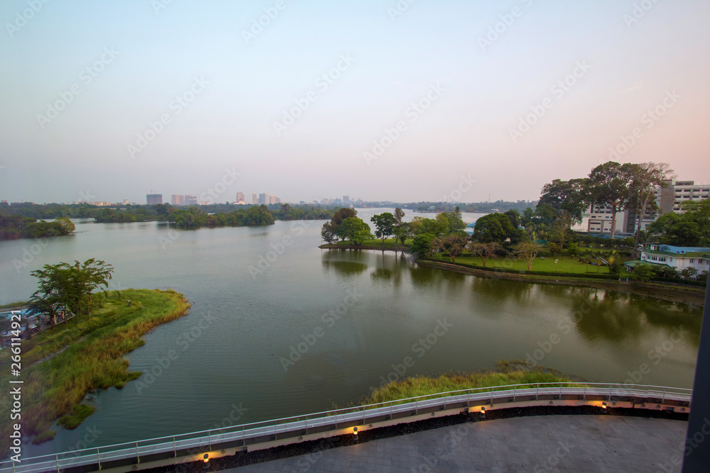 Obraz premium inya lake view at Yangon in myanmar