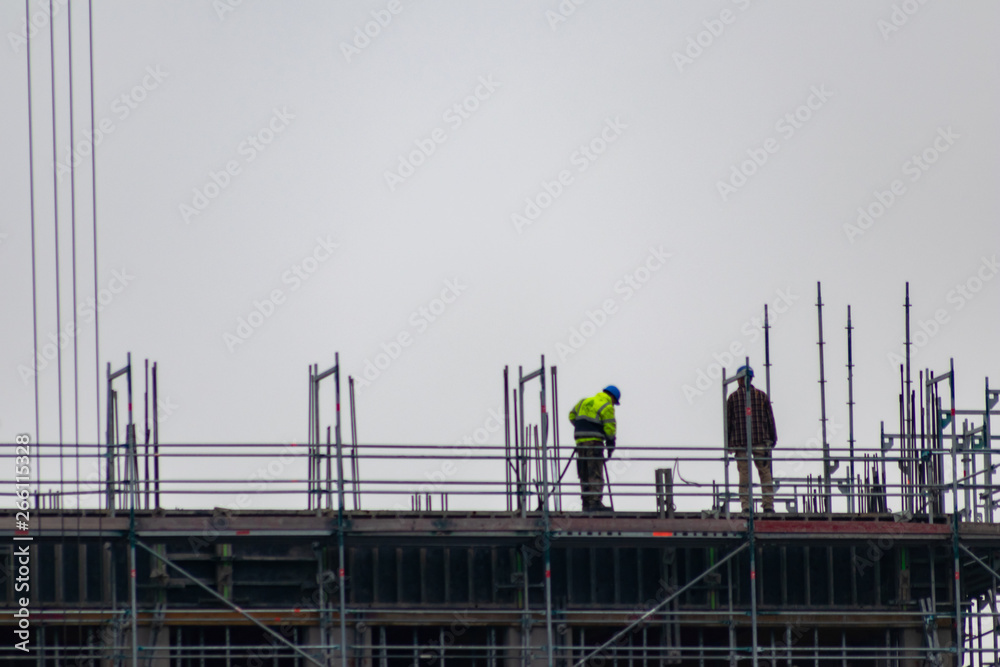 Bauarbeiter hoch oben auf einer Baustelle bereiten die Konstruktion vor