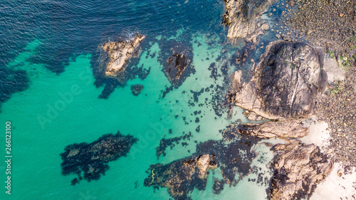 vue aérienne sur des fonds marins avec rochers et mer turquoise © Olivier Tabary