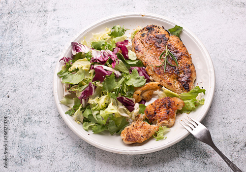 Obraz na płótnie roasted chicken breast with lettuce w salonie