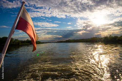 flaga polska na rufie w zachodzie słońca