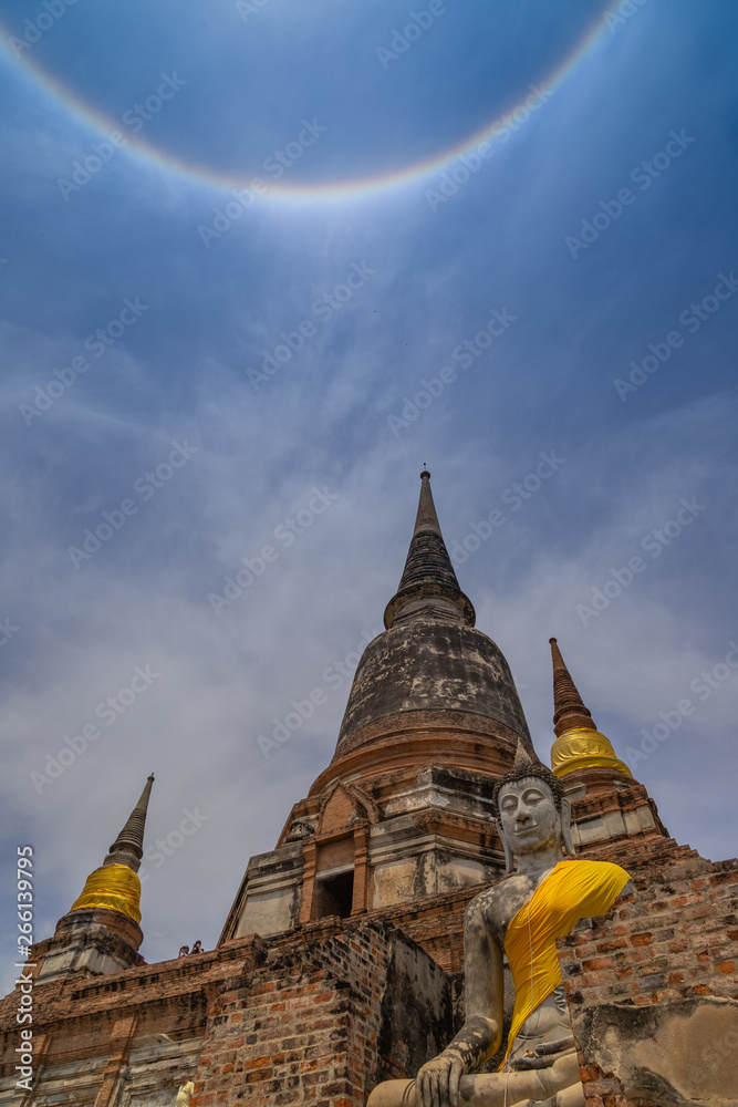 Fototapeta premium ワット・ヤイ・チャイ・モンコン 仏塔と日暈