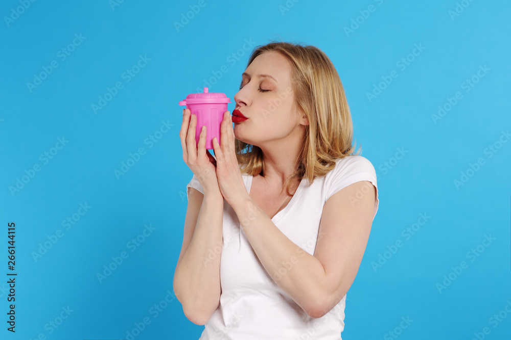 jeune femme blonde souriante fond bleu zéro déchet jeune femme blonde souriante fond bleu zéro déchet
