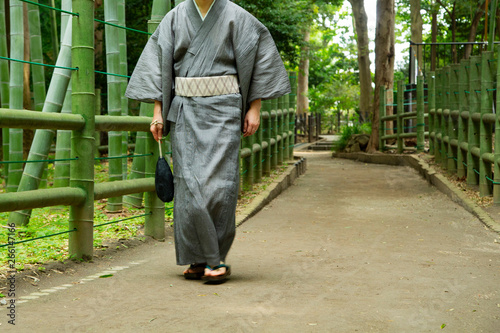 Foto Japanese Kimono style in bamboo forest