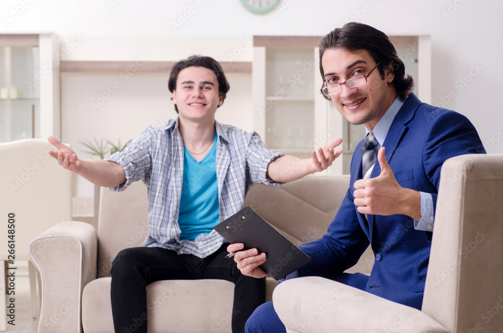 Obraz premium Young male patient discussing with psychologist personal problem