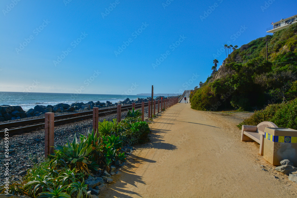 Fototapeta premium Scenic San Clemente Ocean side close to pier and rails pacific surfliner