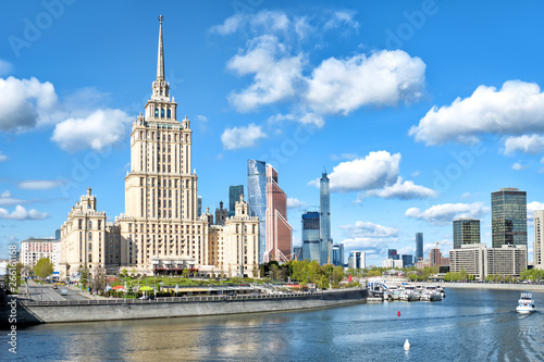 Photo moscow city russia skyline downtown architecture street view of old stalin tower