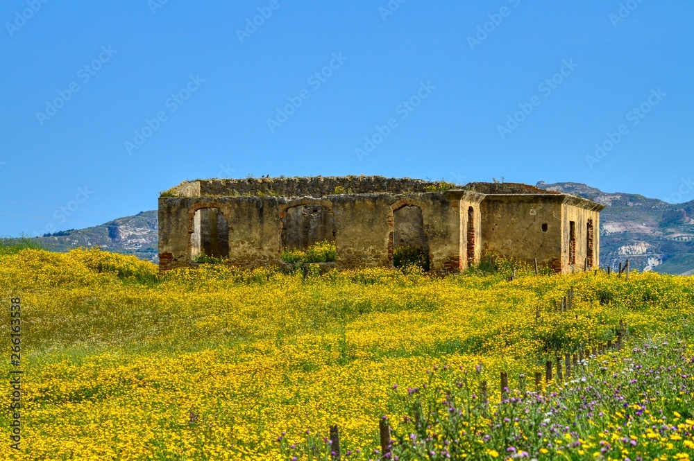 Old Farmhouse in the Sicilian Countryside, Beautiful Sicilian Landscaspe, Mazzarino, Caltanissetta, Italy, Europe