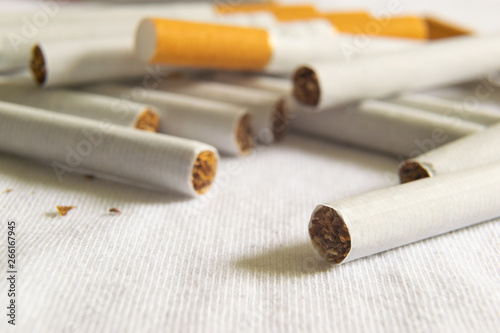 Zigaretten auf weißem Tuch