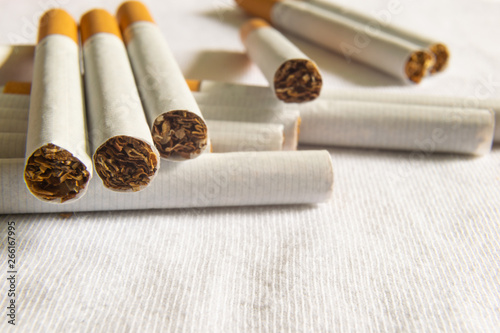 Zigaretten auf weißem Tuch
