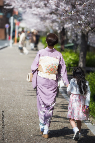 KImono mother and daughter enjoy sakura