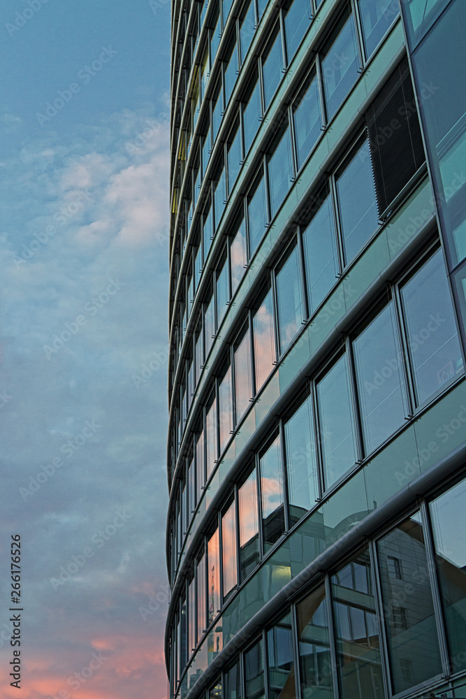 Gebäude mit Fensterfront modern Gebäude mit Fensterfront modern