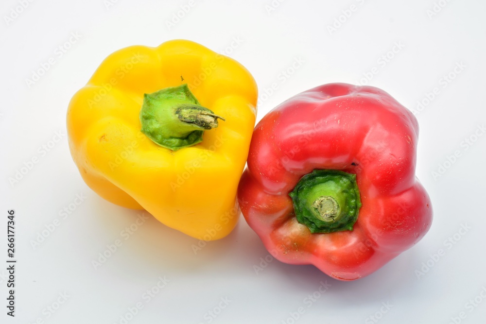 Pimientos en diferentes estados de maduración, verde, amarillo y rojo Pimientos en diferentes estados de maduración, verde, amarillo y rojo
