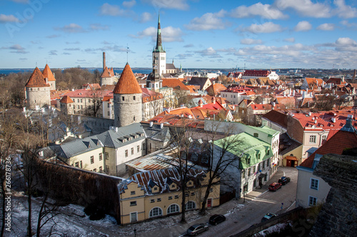 Tallinn von oben aus der Vogelperspektive mit Kirchturm 