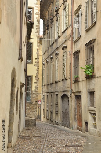 Fototapeta Naklejka Na Ścianę i Meble -  Alley in Bergamo, Italy