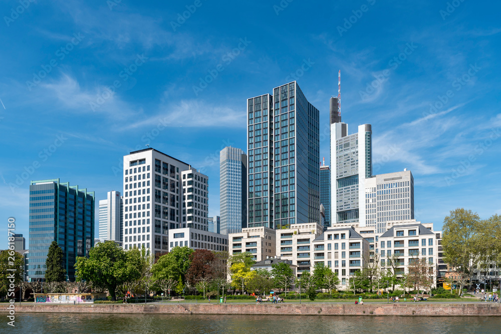 Die Skyline der Frankfurter Innenstadt vom Main aus gesehen