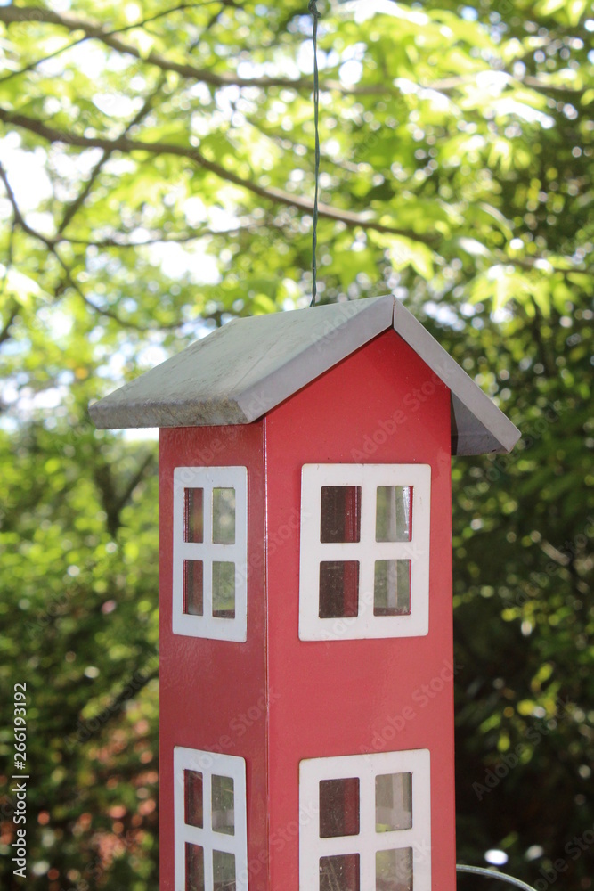 Casa per gli uccellini in campagna