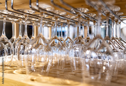 Bicchieri a calice di cristallo per il vino o per la birra nel portabicchieri a tetto un bella mostra in un bar © Alberto_Patron