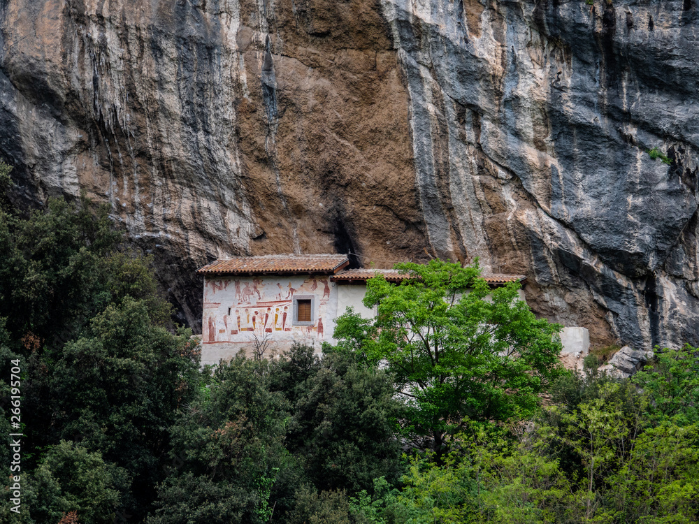 Die Eremo San Paolo unter mächtigen Felswänden in Arco, Italien