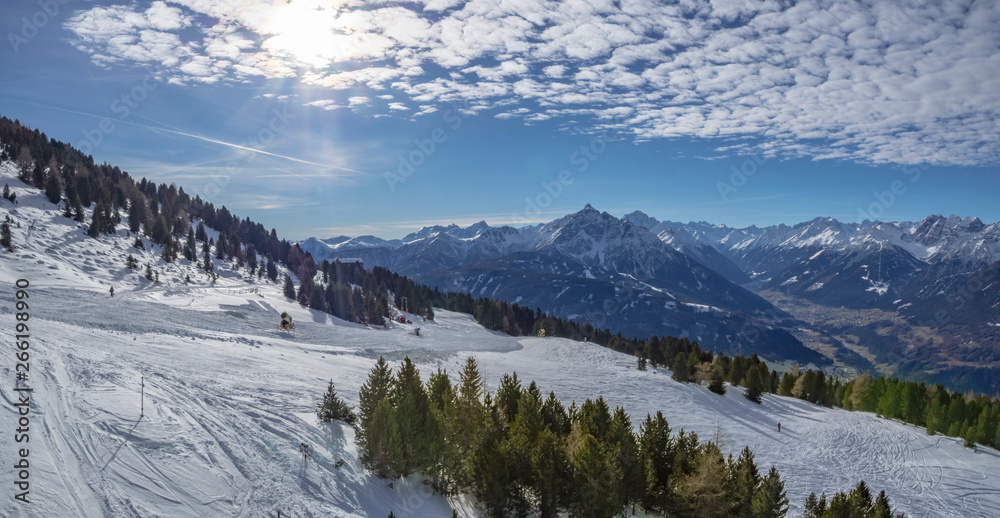 Panorámica de paisaje alpino en Patscherkofel , estación de esquí del Tirol en Innsbruck, Austria, invierno de 2018