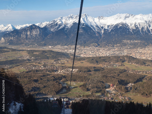 Vistas aéreas del paisaje de las montañas nevadas subiendo en telecabina a la estación de Patscherkofel en Innsbruck, Austria, invierno de 2018 photo