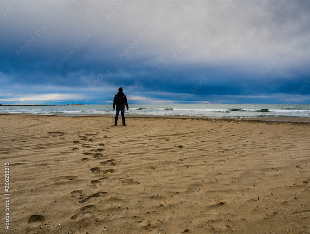Hombre solitario en la playa