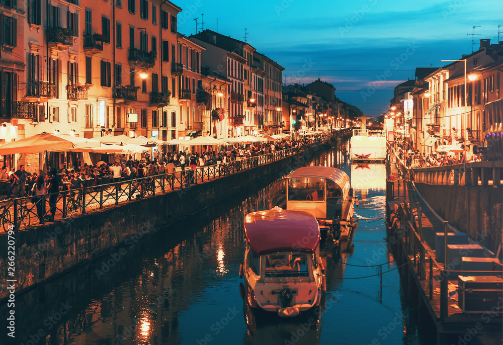 Fototapeta premium Kanał Naviglio Grande wieczorem. Mediolan, Włochy.