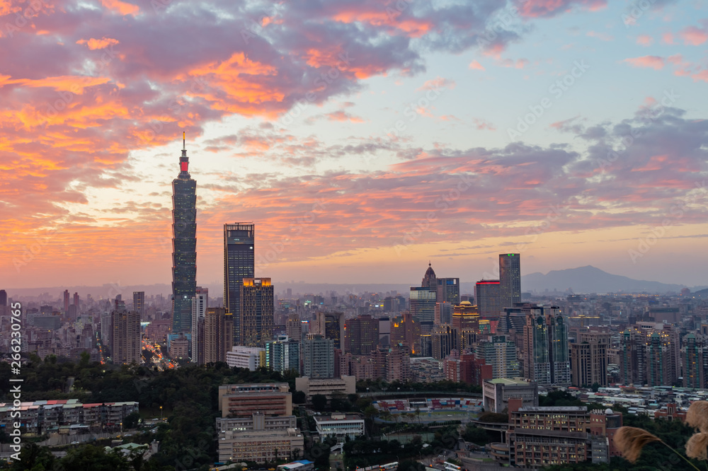 Obraz premium Sunset Aerial view of the Taipei 101 and cityscape from Xiangshan