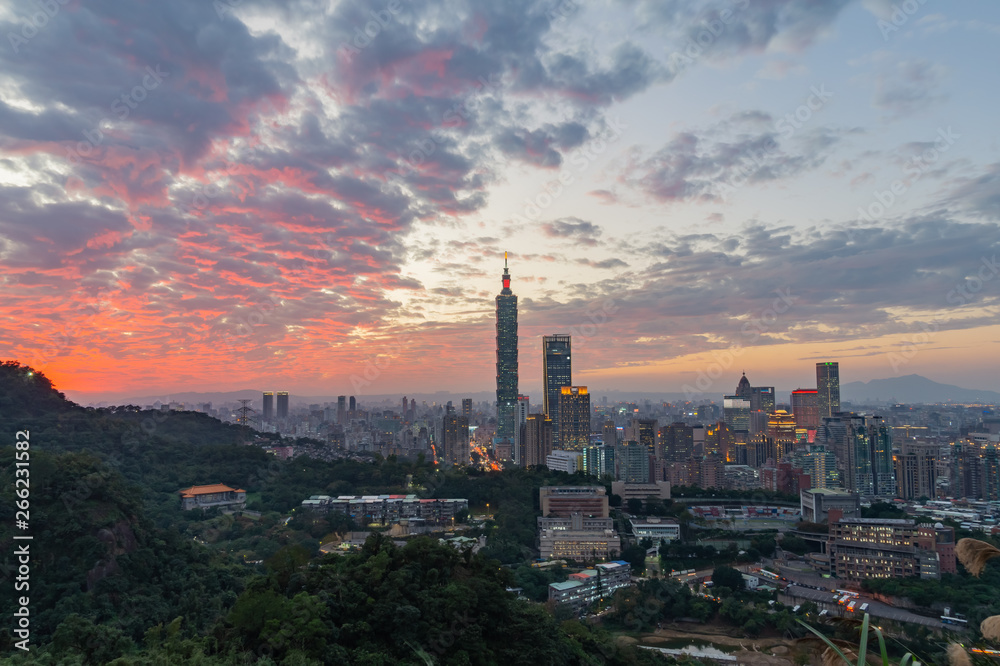 Fototapeta premium Sunset Aerial view of the Taipei 101 and cityscape from Xiangshan