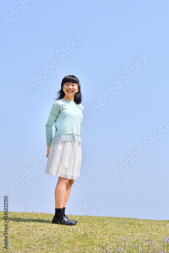 青空で笑う女の子 © hanapon1002