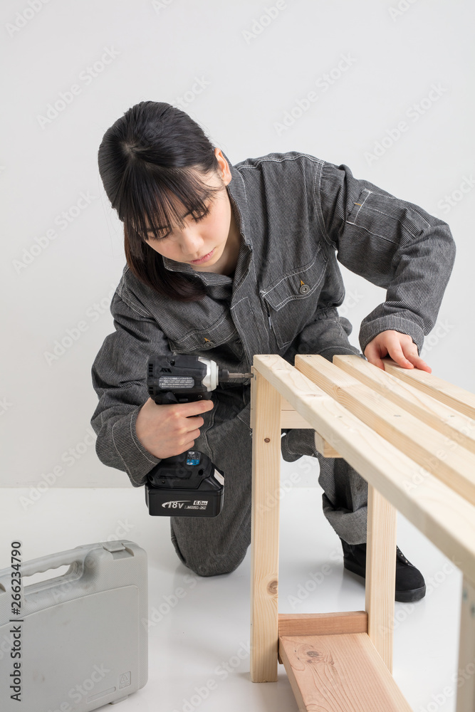 Obraz premium DIYを楽しむ女性 do-it-yourself