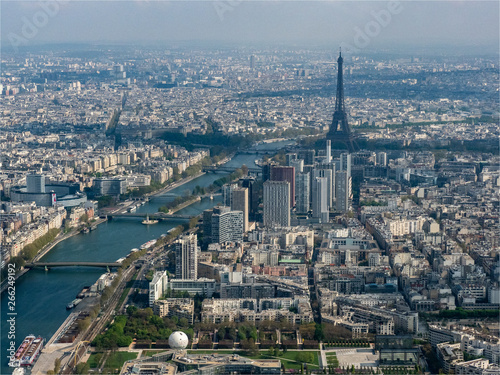 vue aérienne de Paris depuis un hélicoptère