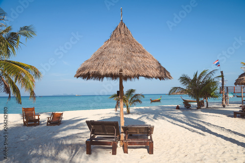 Fototapeta Naklejka Na Ścianę i Meble -  Sunbed in straw umbrella on tropical beach