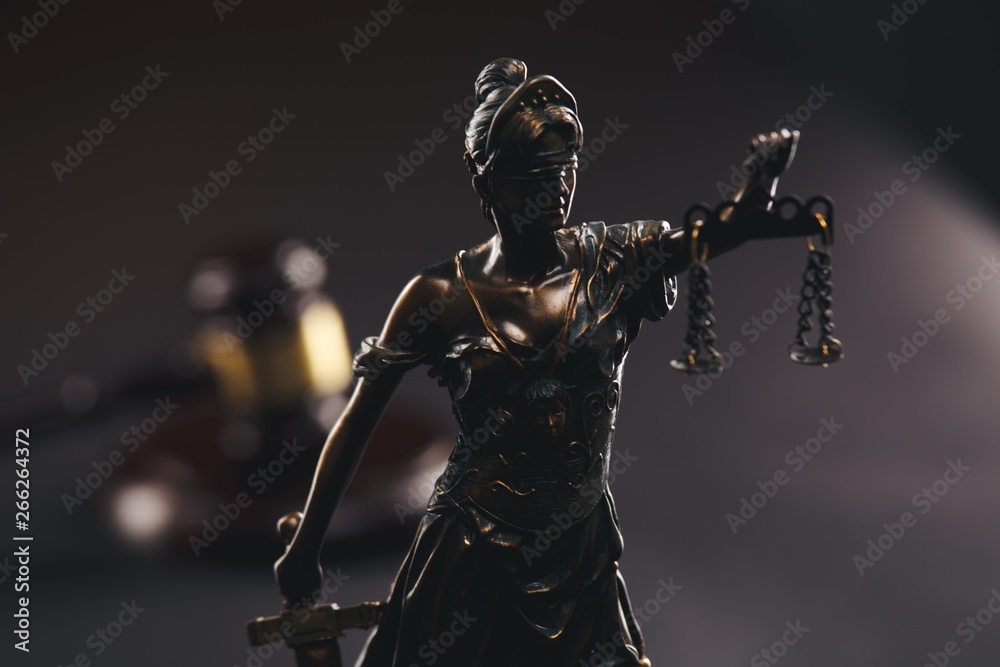 Obraz premium Judje gavel and statue of Justice isolated