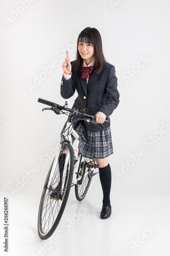 Fototapeta Naklejka Na Ścianę i Meble -  制服で自転車に乗る女子高生　high school girl